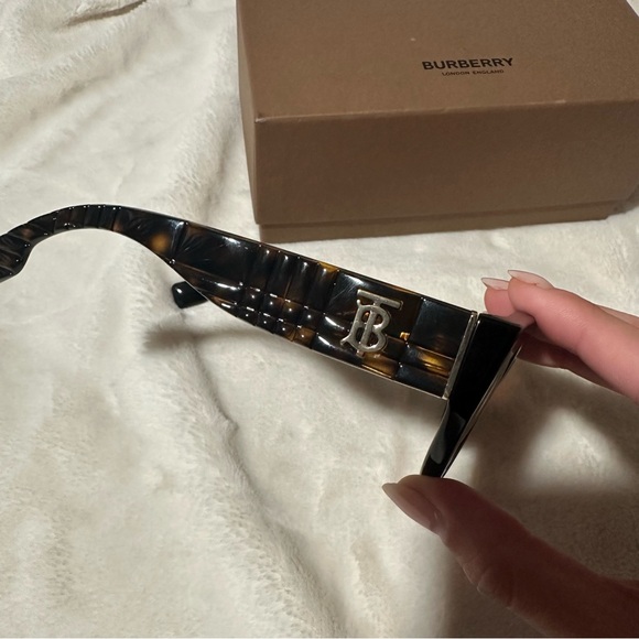 Burberry BE4390 Meadow Tortoise Frame Brown Gradient Lenses Sunglasses $398 - Picture 8 of 8